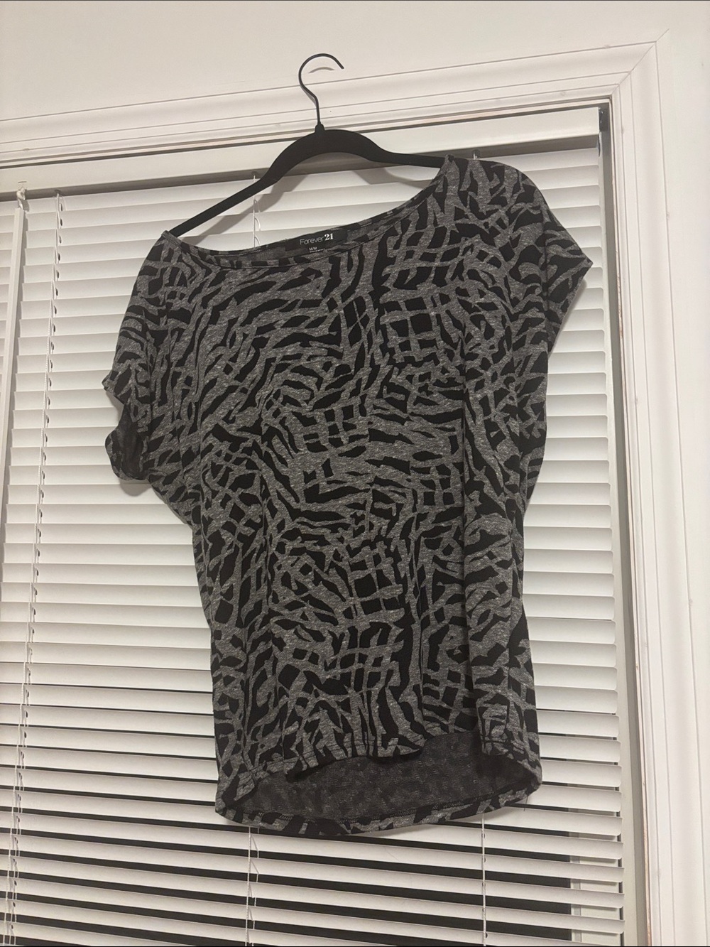 Vintage y2k Forever 21 Black and Gray Abstract Short Sleeve Top
